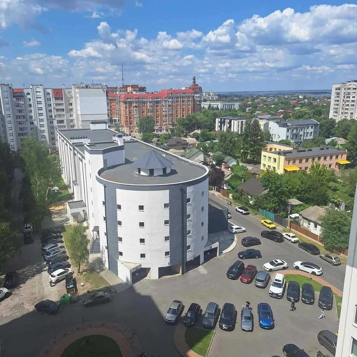 Продається простора 3 кім. кв. вул.Грушевського 110, з дизай