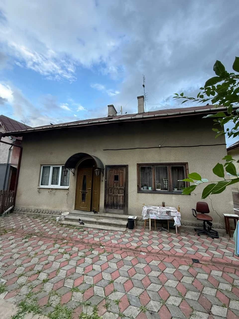 Продається 4-кімнатна квартира на Руданського з власною земе