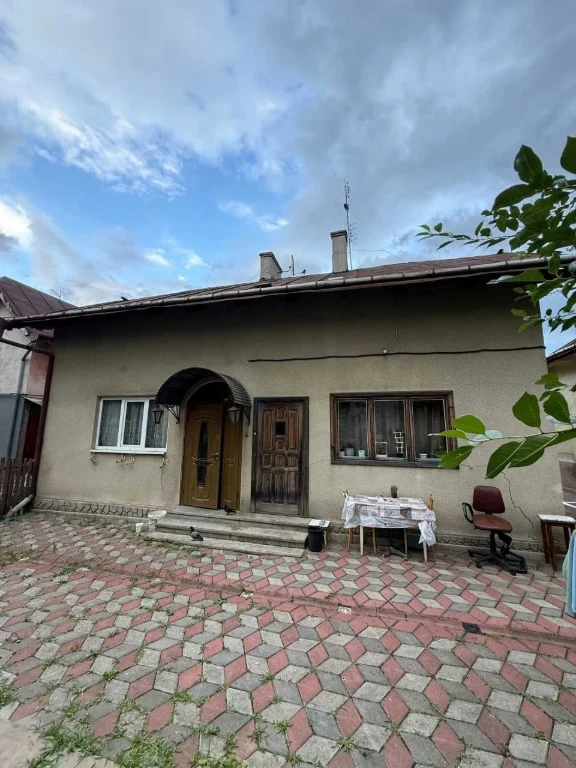 Продається 4-кімнатна квартира на Руданського з власною земе