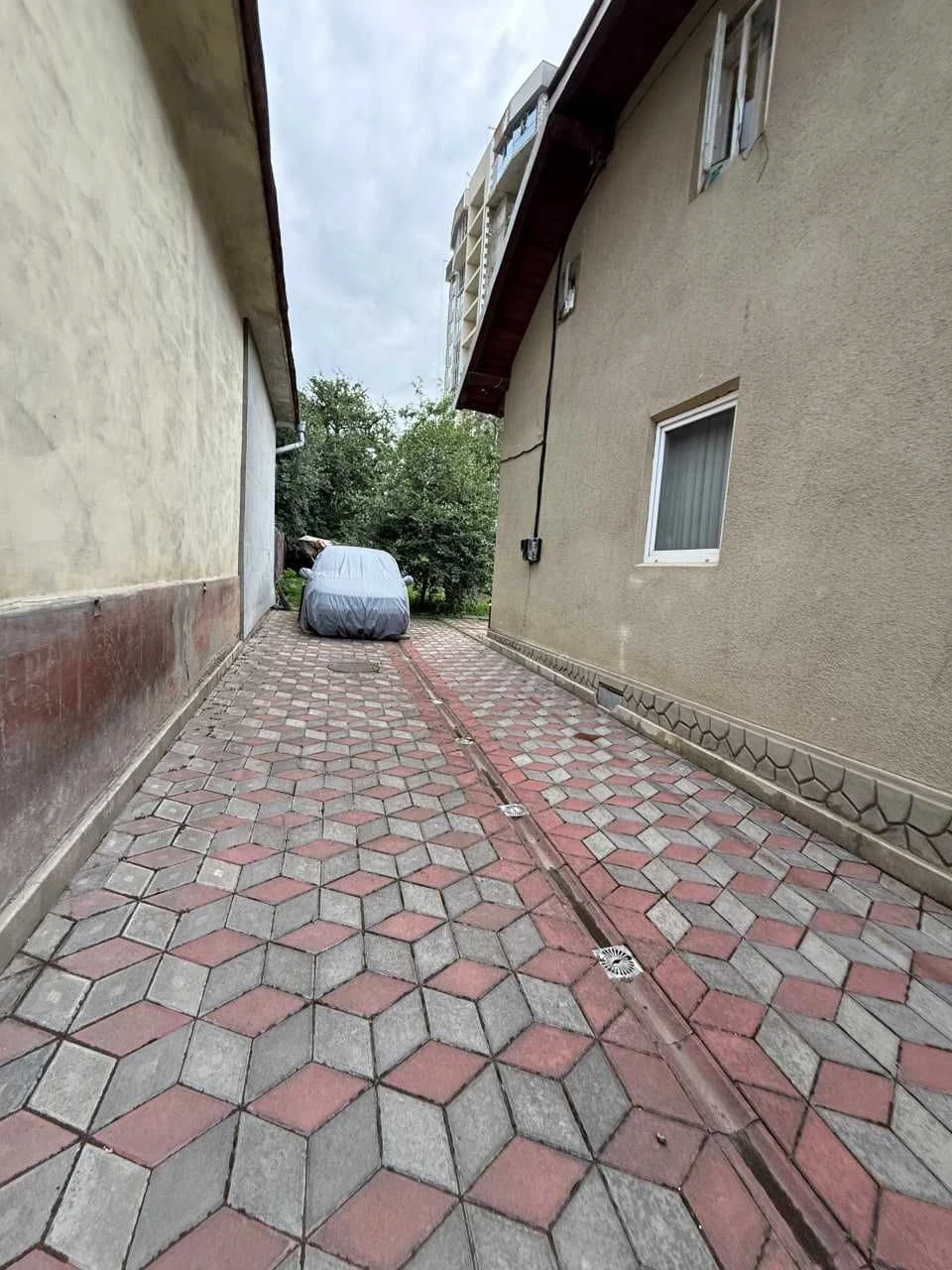 Продається 4-кімнатна квартира на Руданського з власною земе