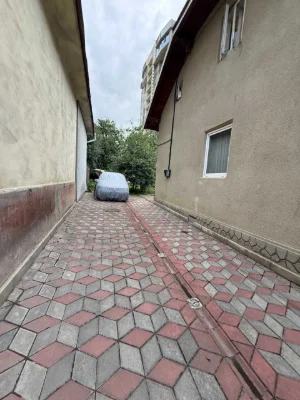 Продається 4-кімнатна квартира на Руданського з власною земе
