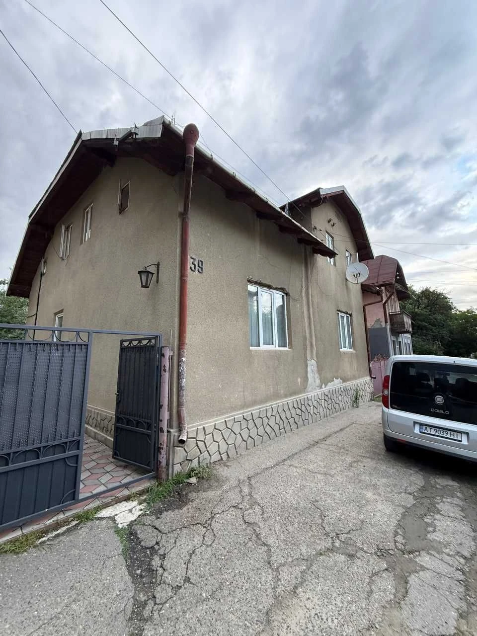 Продається 4-кімнатна квартира на Руданського з власною земе