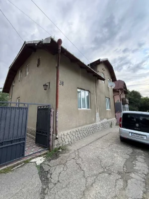 Продається 4-кімнатна квартира на Руданського з власною земе