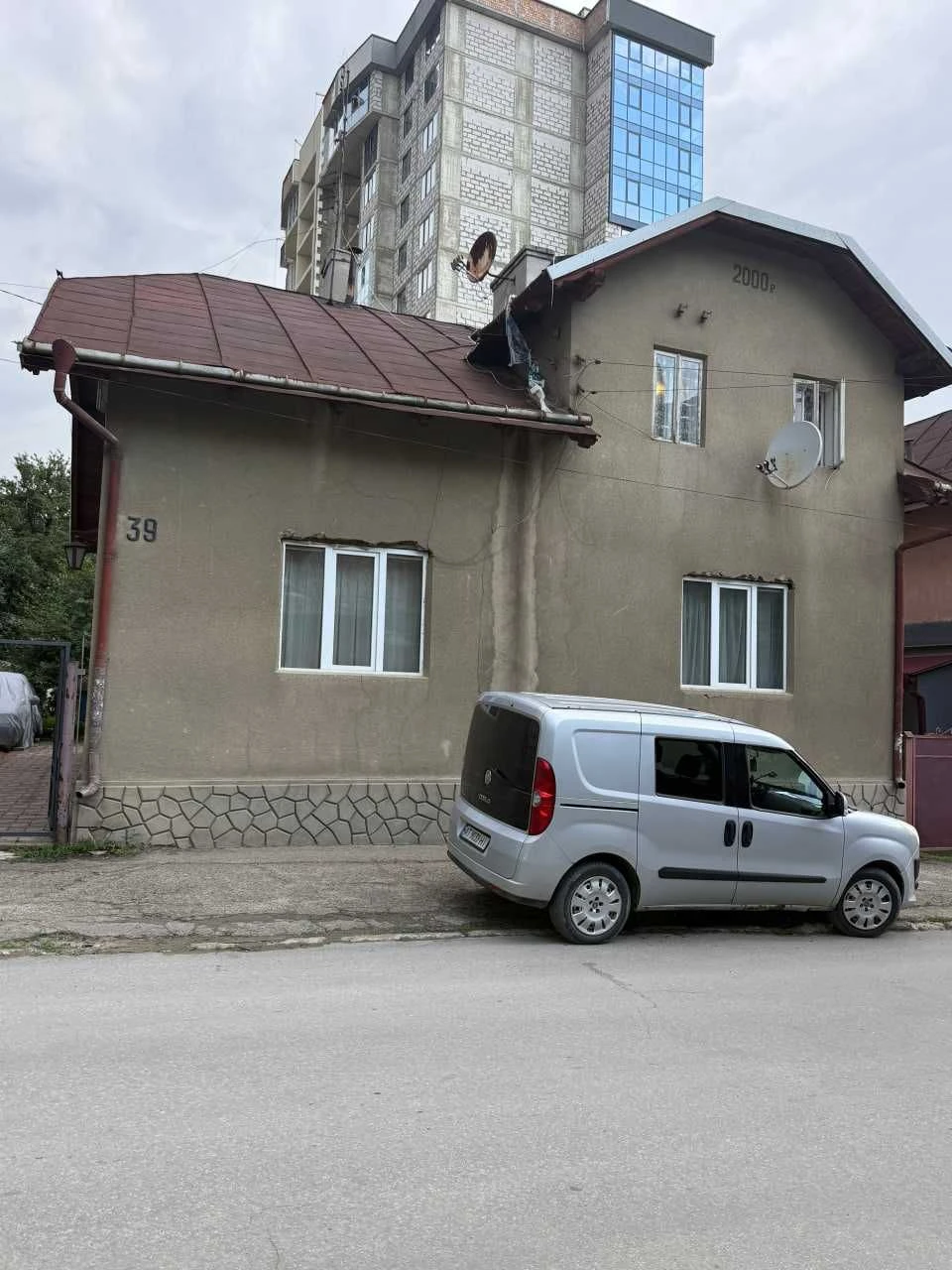 Продається 4-кімнатна квартира на Руданського з власною земе