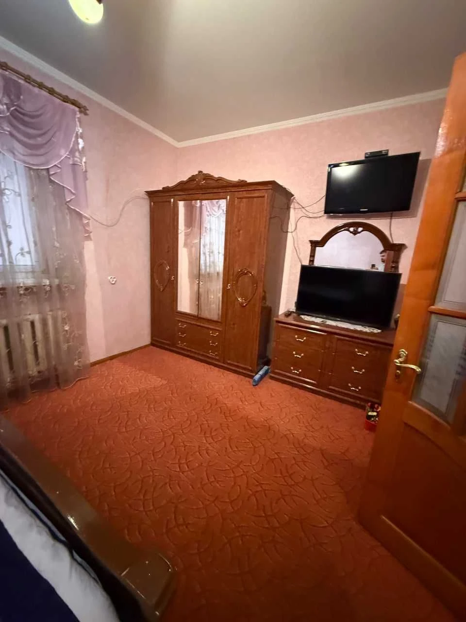 Продається 4-кімнатна квартира на Руданського з власною земе