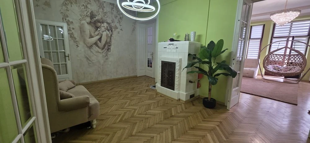 Продається 5 кімнатна квартира в центрі  з гаражем