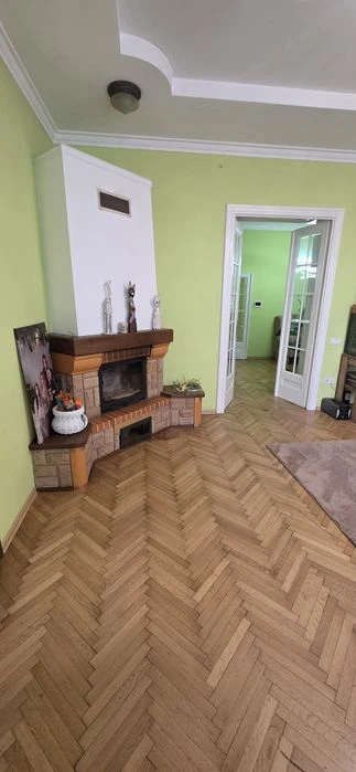 Продається 5 кімнатна квартира в центрі  з гаражем