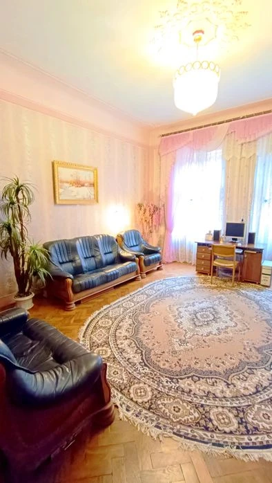 Продається 4 км квартира ( 132,3м.) навпроти облдержадмініст