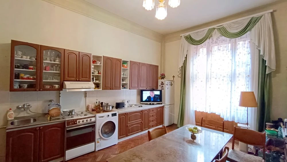 Продається 4 км квартира ( 132,3м.) навпроти облдержадмініст