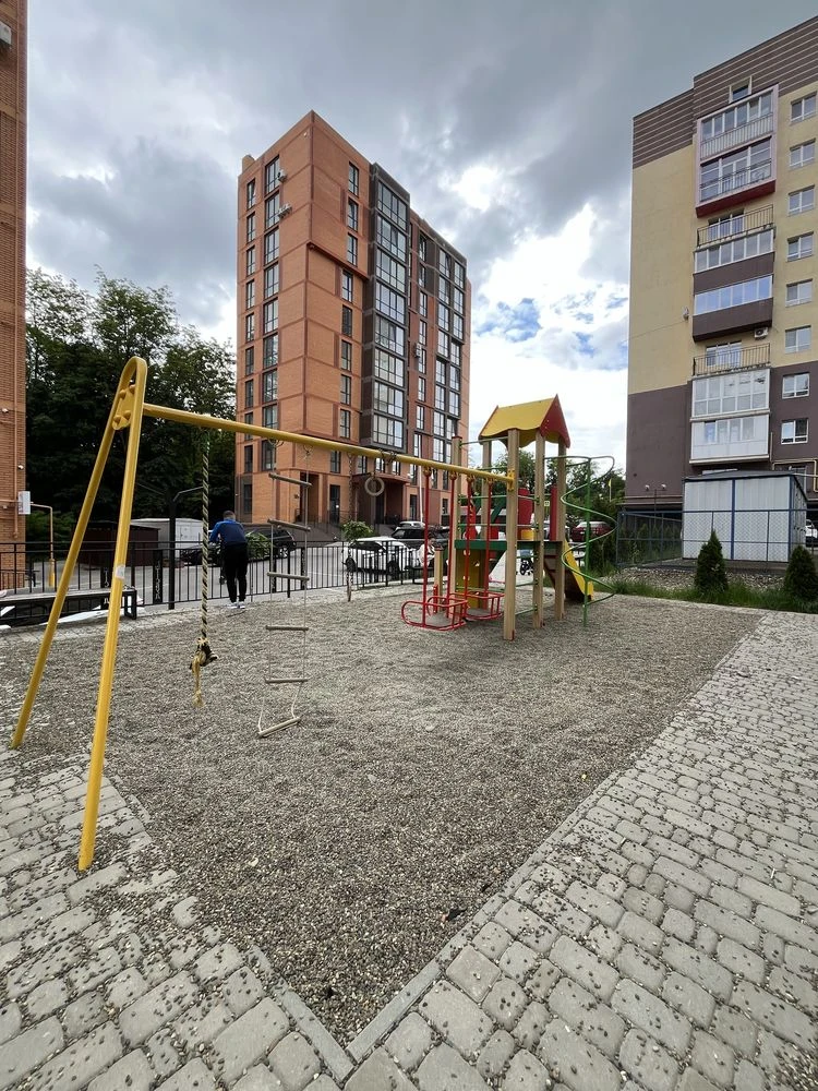 Зданий Пентхаус  ТЦ «Майдан» - вул. Рівненська - Державні пр