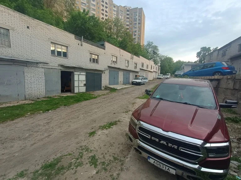 Продам гараж 77кв.м 3 повехи Київ Бакинська 37Г гк газон2004