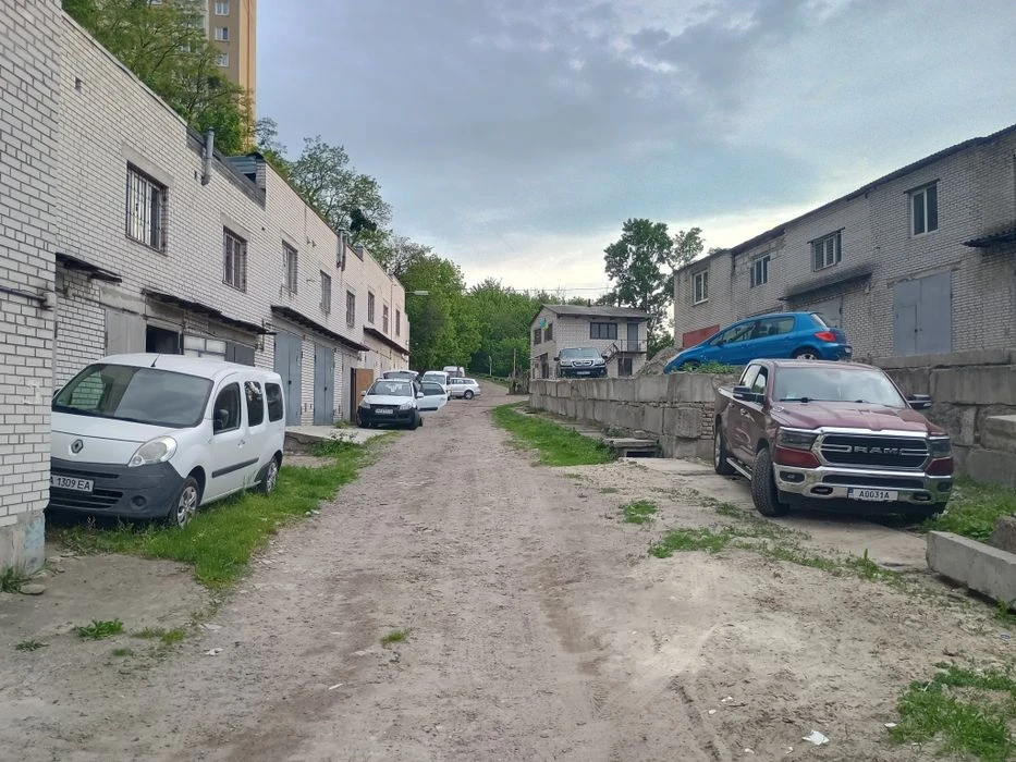 Продам гараж 77кв.м 3 повехи Київ Бакинська 37Г гк газон2004