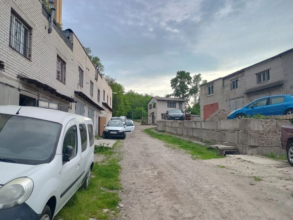 Продам гараж 77кв.м 3 повехи Київ Бакинська 37Г гк газон2004