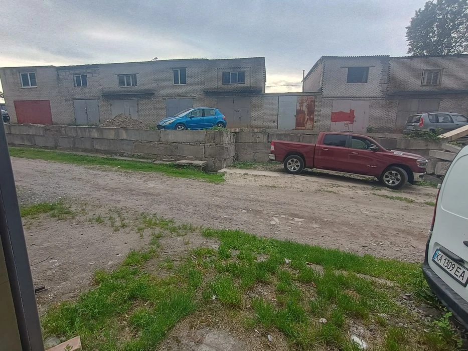 Продам гараж 77кв.м 3 повехи Київ Бакинська 37Г гк газон2004