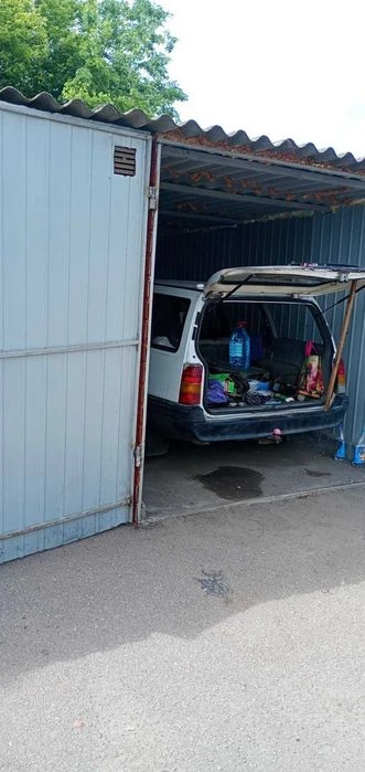 Car + garage in the village of Kotovskogo