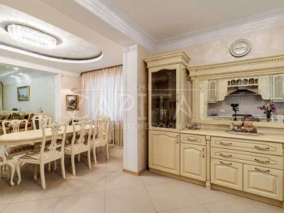 Будинок. Київ, Богатирська вул.