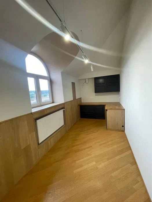 Оренда будинку 755 м², Риболовецька вул.