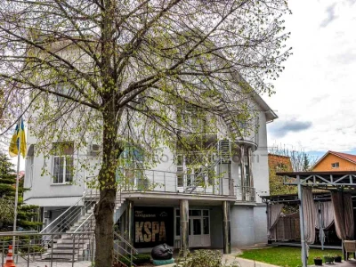 Будинок. Київ, Добровольчих Батальйонів вул. (Панфіловців)