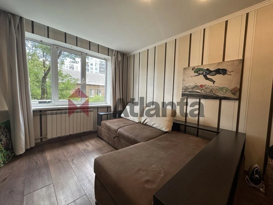 Urgent sale 1-room apartment near Livoberezhna metro station