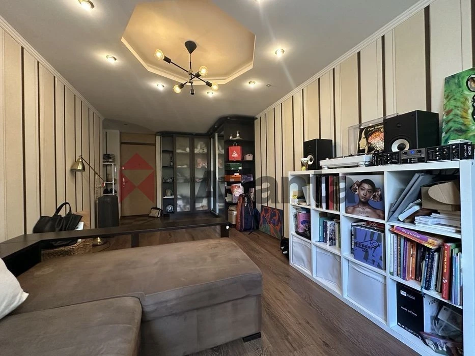 Urgent sale 1-room apartment near Livoberezhna metro station