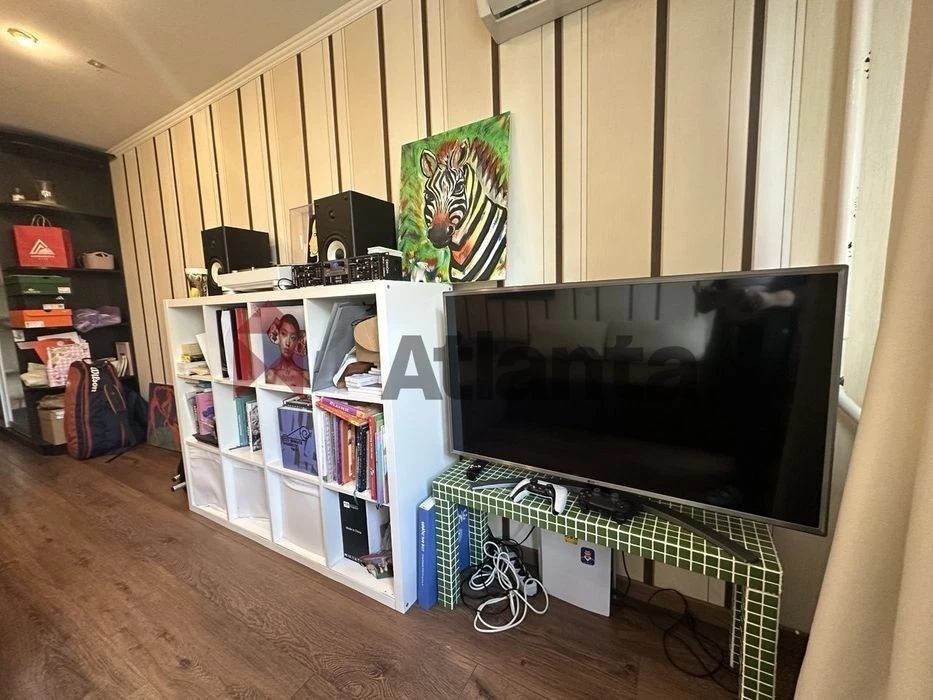 Urgent sale 1-room apartment near Livoberezhna metro station