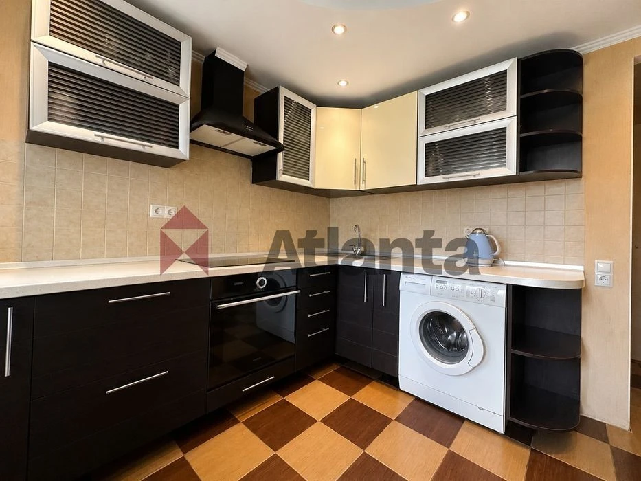 Urgent sale 1-room apartment near Livoberezhna metro station