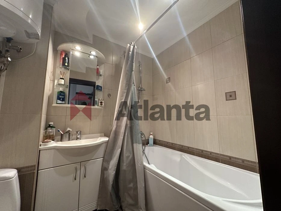 Urgent sale 1-room apartment near Livoberezhna metro station