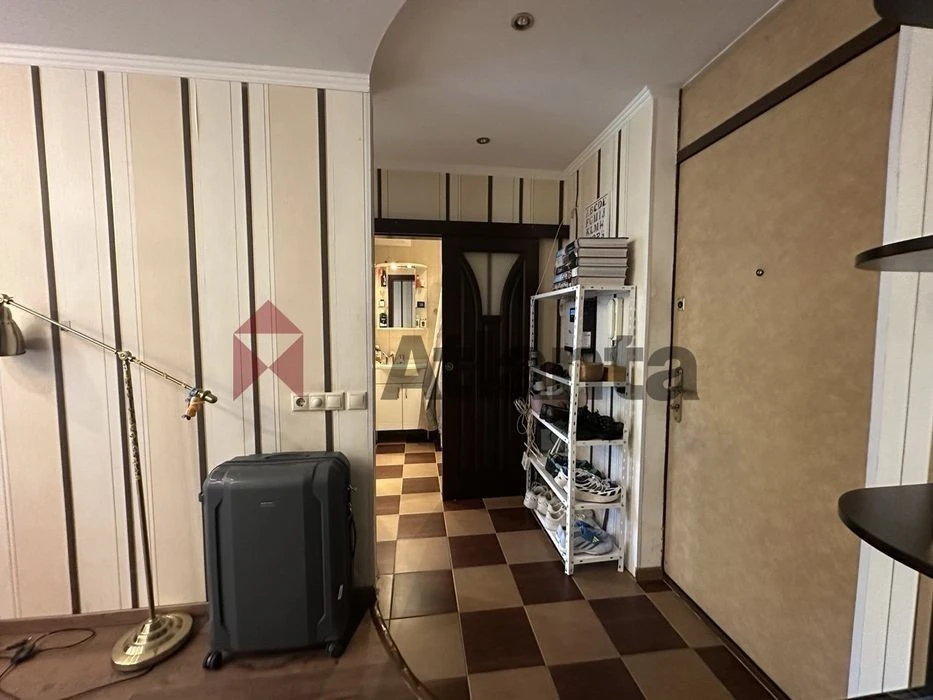 Urgent sale 1-room apartment near Livoberezhna metro station