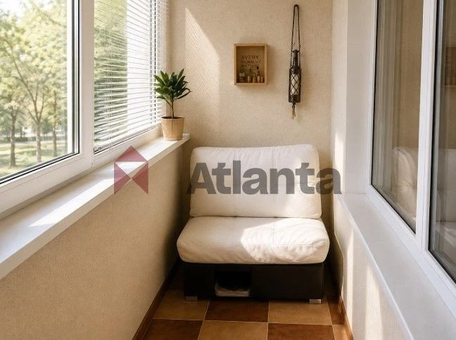 Urgent sale 1-room apartment near Livoberezhna metro station
