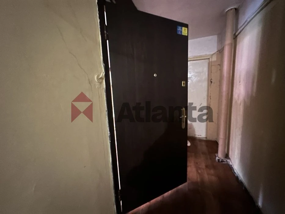 Urgent sale 1-room apartment near Livoberezhna metro station