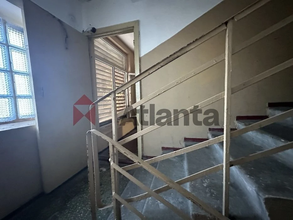 Urgent sale 1-room apartment near Livoberezhna metro station