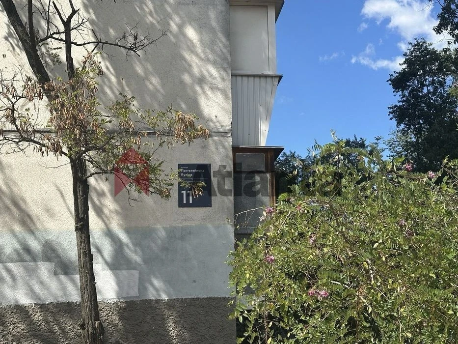 Urgent sale 1-room apartment near Livoberezhna metro station