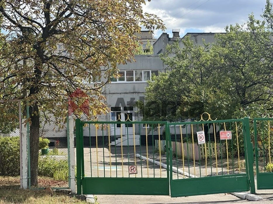 Urgent sale 1-room apartment near Livoberezhna metro station
