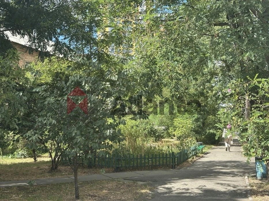 Urgent sale 1-room apartment near Livoberezhna metro station