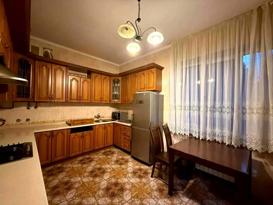 Будинок. Київ, Пирятинська вул.