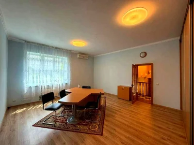 Будинок. Київ, Пирятинська вул.