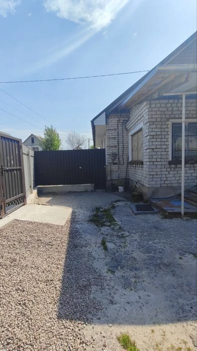 Продаж будинку в ближньому пригороді. Торг.