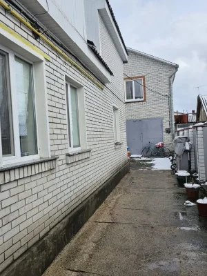 Частина будинку 2 поверхи та одне житло