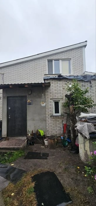 Частина будинку 2 поверхи та одне житло