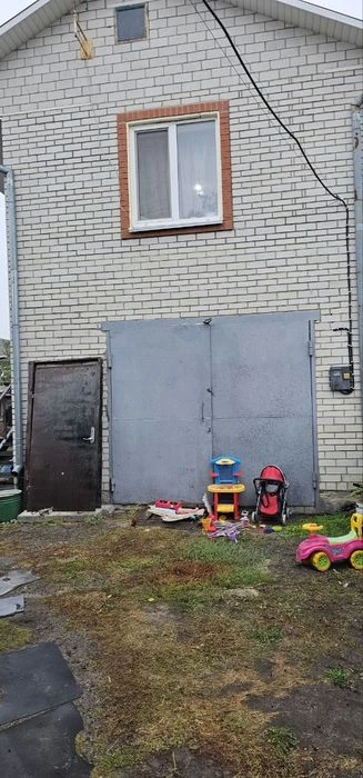 Частина будинку 2 поверхи та одне житло