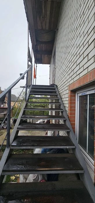 Частина будинку 2 поверхи та одне житло