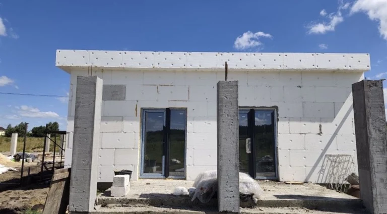 Продаж нового будинку неподалік міста Житомира. Присутній то