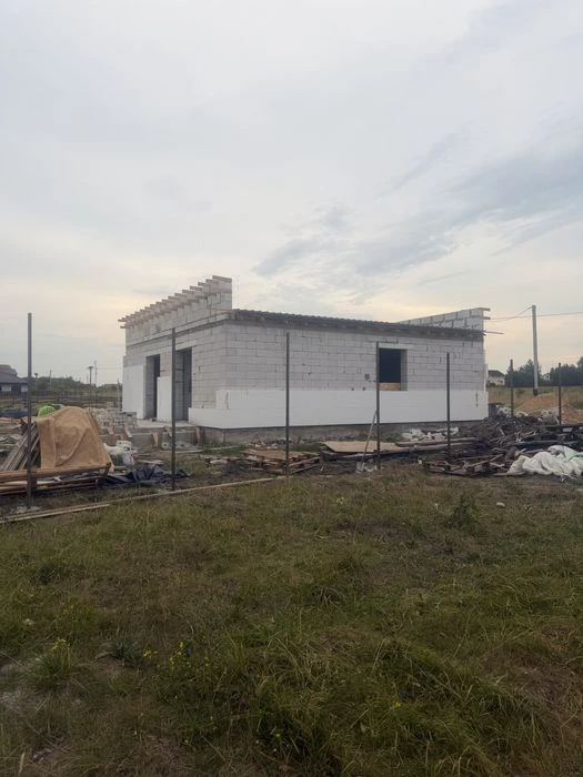 Продаж нового будинку неподалік міста Житомира. Присутній то