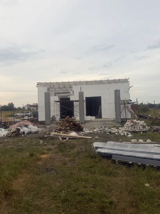 Продаж нового будинку неподалік міста Житомира. Присутній то