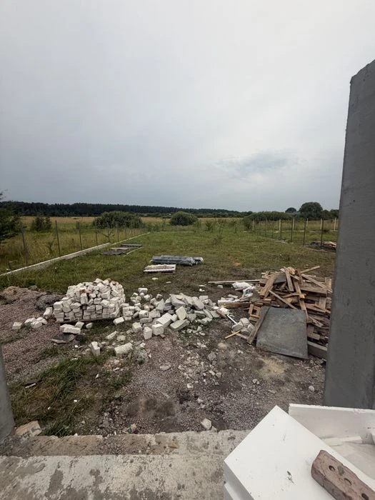 Продаж нового будинку неподалік міста Житомира. Присутній то