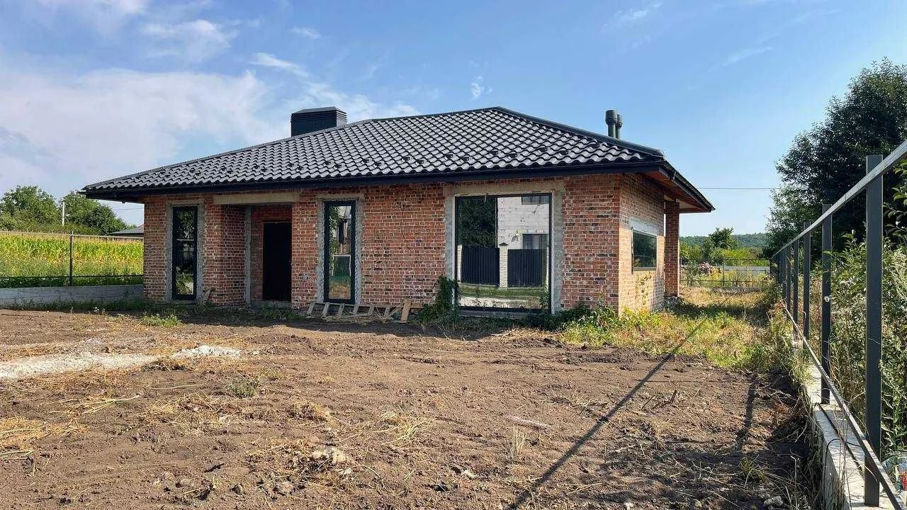 Цегляний будинок 160 м², Лезнево, 8 соток, панорамні вікна.