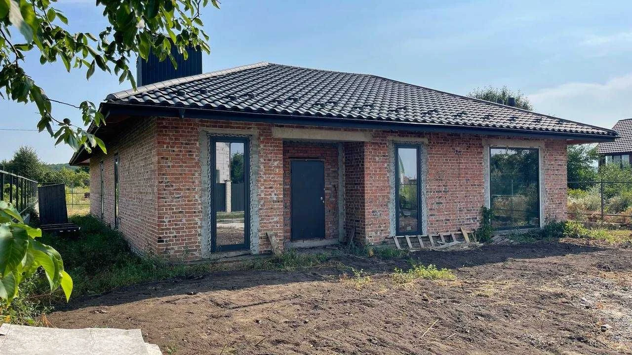 Цегляний будинок 160 м², Лезнево, 8 соток, панорамні вікна.