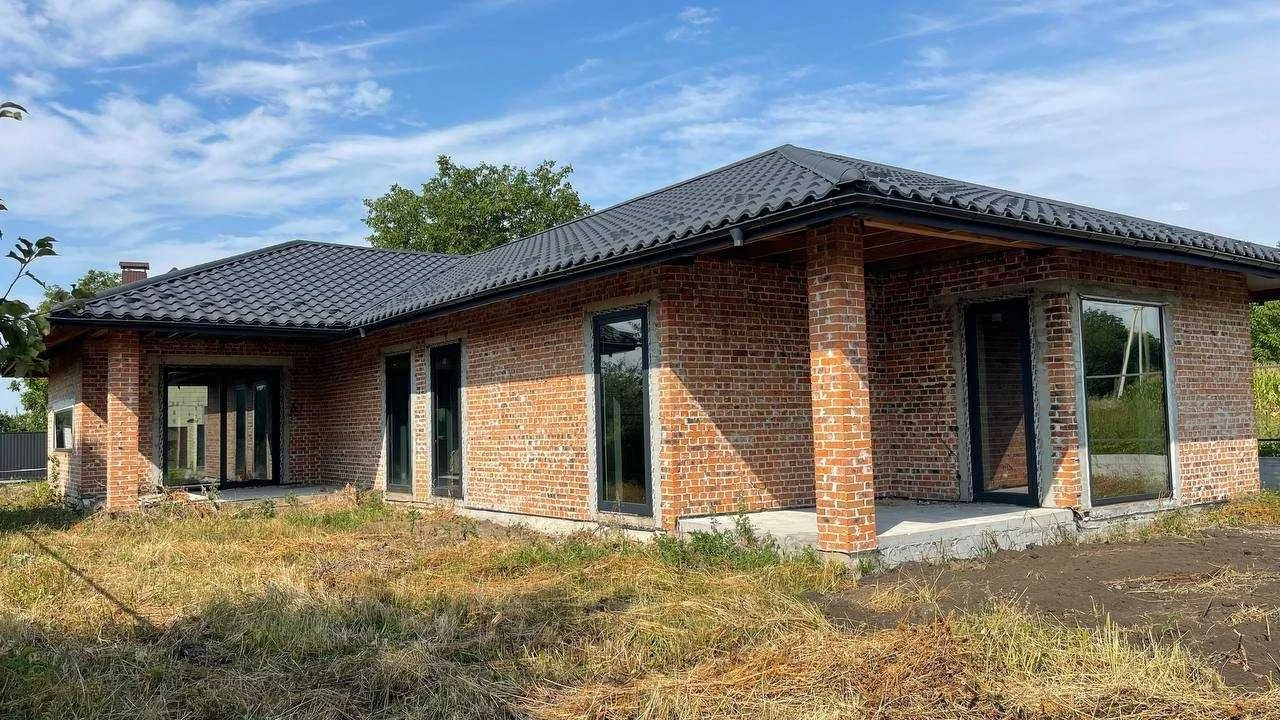 Цегляний будинок 160 м², Лезнево, 8 соток, панорамні вікна.