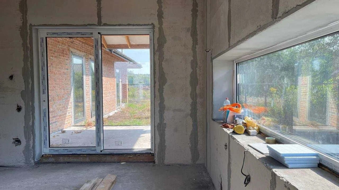 Цегляний будинок 160 м², Лезнево, 8 соток, панорамні вікна.