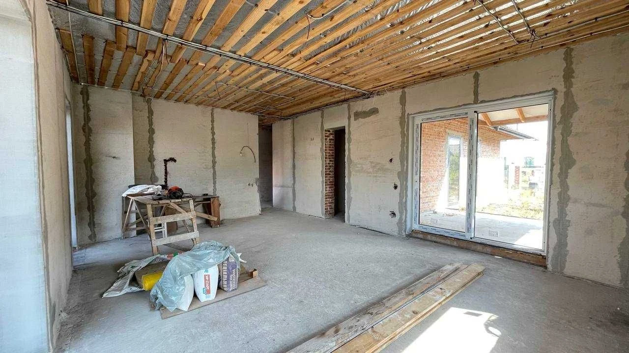 Цегляний будинок 160 м², Лезнево, 8 соток, панорамні вікна.